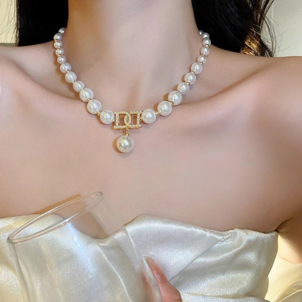 DREJEW สร้อยคอโซ่จี้ตัวอักษรประดับไข่มุก หรูหราระดับไฮเอนด์